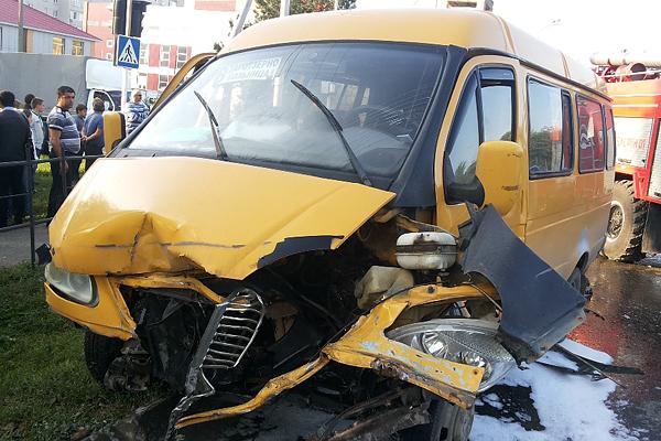 В Дагестане в крупной аварии пострадали 10 человек